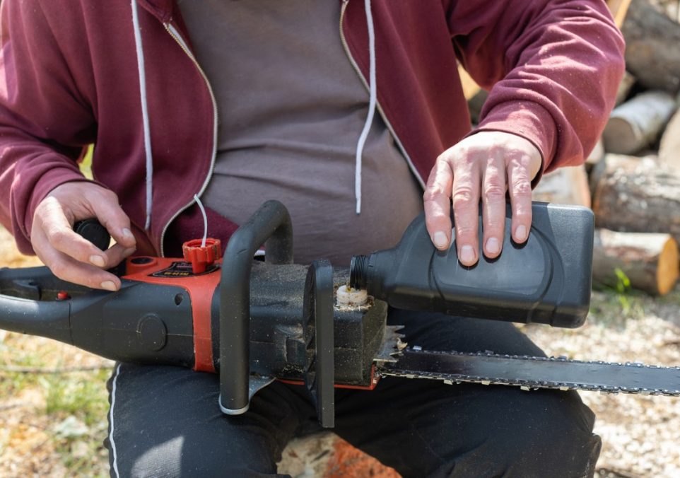 oiling both gas and electric chainsaws